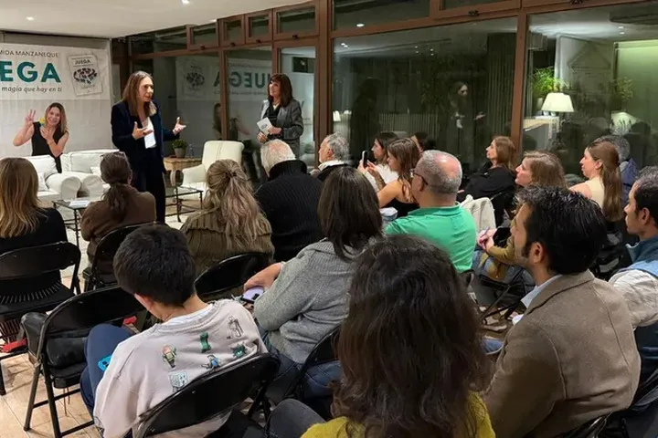 La burelense Raquel Hermida presentó con gran éxito su libro «Juega» en la Casa Club Madrid