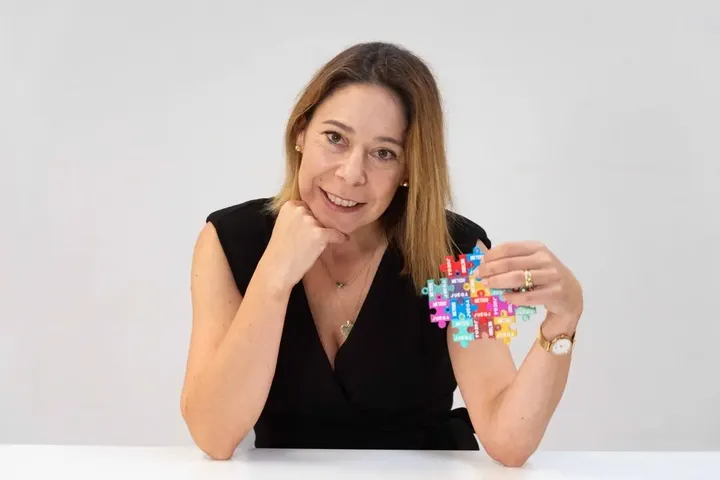 Raquel Hermida presenta en Burela su nuevo libro JUEGA: «La vida es una gran partida y necesitamos ponernos a jugar»